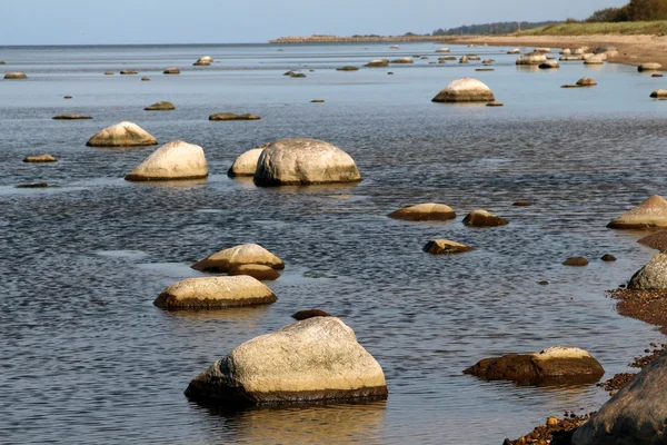 Riga Körfezi. Salacgriva.Letonya yakınlarındaki kayalık sahil
