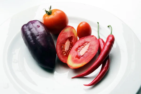 Paprika viola, pomodori e peperoncino . — Foto Stock