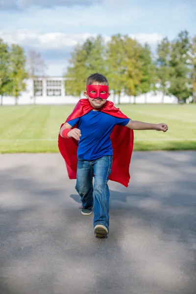 超级英雄的向前奔跑。 — 图库照片