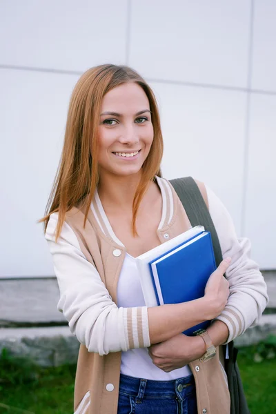 Estudante de pé e sorrindo — Fotografia de Stock