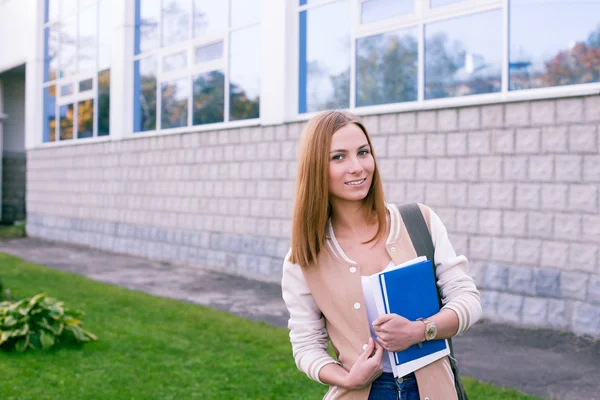 Étudiant debout sur fond de bâtiment — Photo