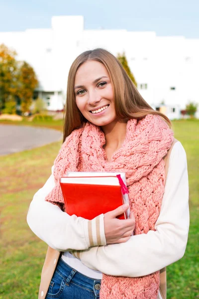 Studentin mit Schal — Stockfoto