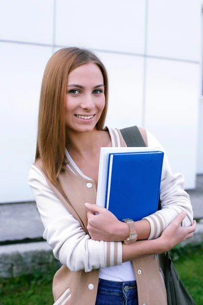 Studentin steht und lächelt in die Kamera — Stockfoto