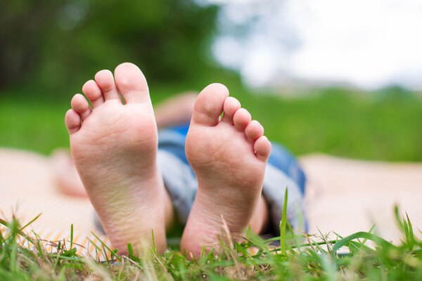 Две детские ноги
