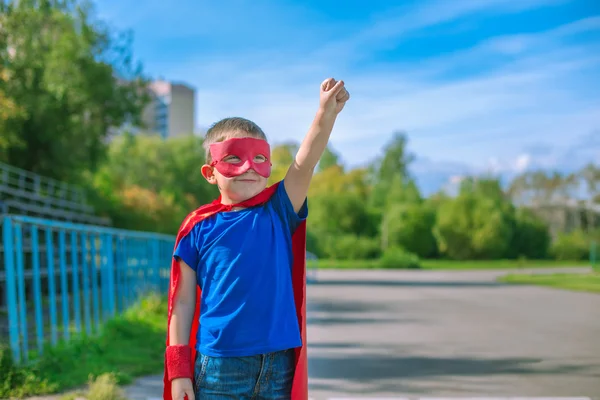 Superhero standing on stadium and calling on forward — Stock Photo, Image