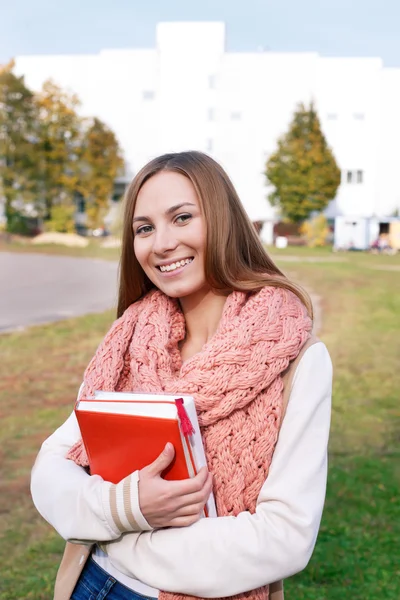 Étudiant debout avec des livres et regardant la caméra — Photo