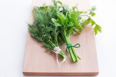 İki demet dereotu ve maydanoz bağlı