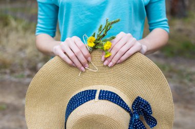 Hasır şapka ve bahar buket