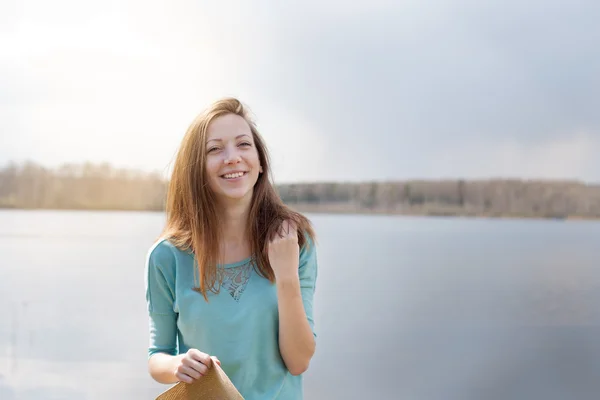 Uśmiechnięte dziewczyny nad jeziorem — Zdjęcie stockowe
