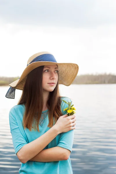 Sommersprossiges Mädchen mit Blumenstrauß — Stockfoto