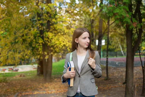 Studentin steht und schaut weg — Stockfoto