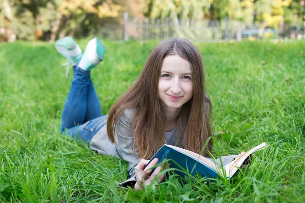 Student lying on grass — Stockfoto