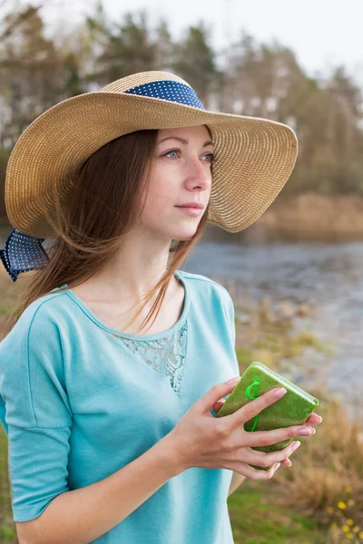 Sommersprossiges Mädchen mit Hut, das mit Zettel steht und wegschaut — Stockfoto
