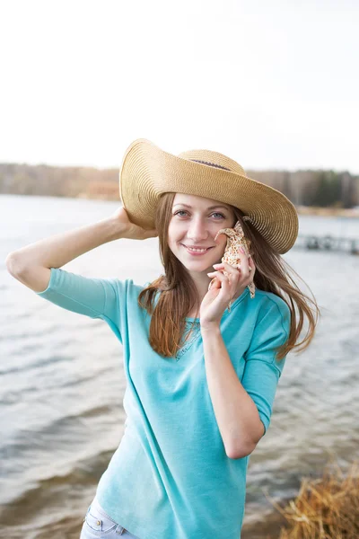 Sommersprossiges Mädchen hört Muschel — Stockfoto