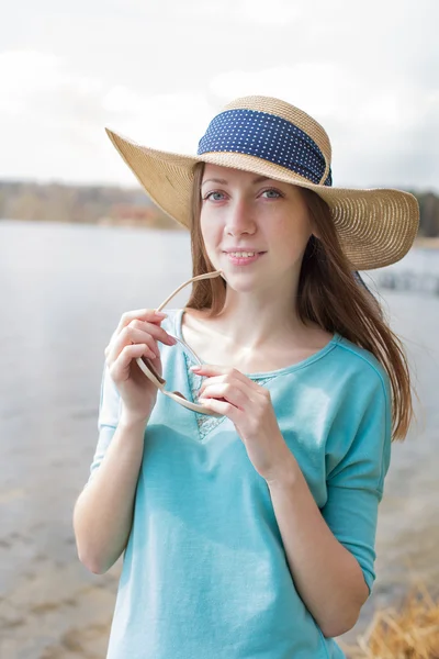 Sproeterig meisje houden bril en glimlachen — Stockfoto