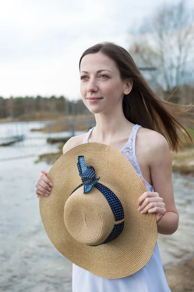 Sproeterig gelukkig meisje hoed te houden en op zoek weg — Stockfoto