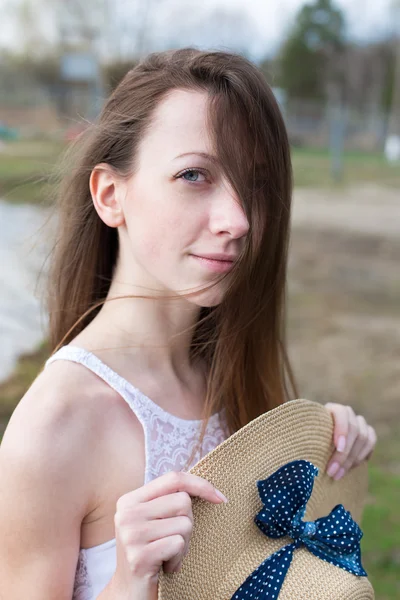 Sproeterig gelukkig meisje hoed bedrijf en kijken naar camera — Stockfoto