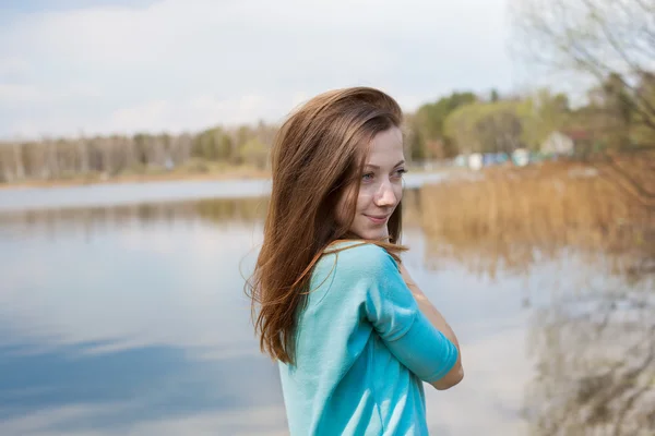 Sproeterig gelukkig meisje op zoek weg en dromen — Stockfoto