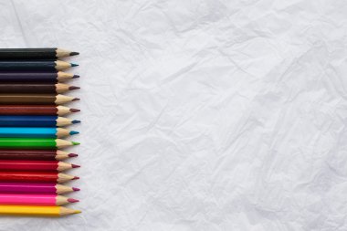 Buruşuk beyaz kağıda renkli kalemler