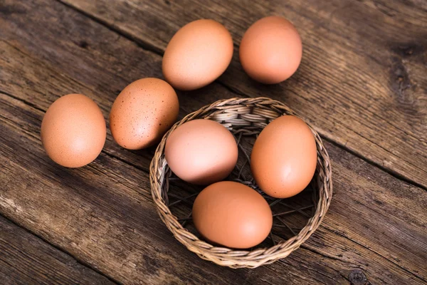 Huevos de pollo sobre fondo de madera — Foto de Stock