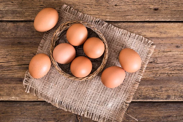 Huevos de pollo sobre fondo de madera — Foto de Stock