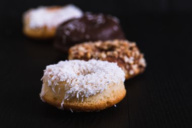 çörek farklı tozu siyah ahşap zemin ile