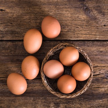 Ahşap arka planda tavuk yumurtası