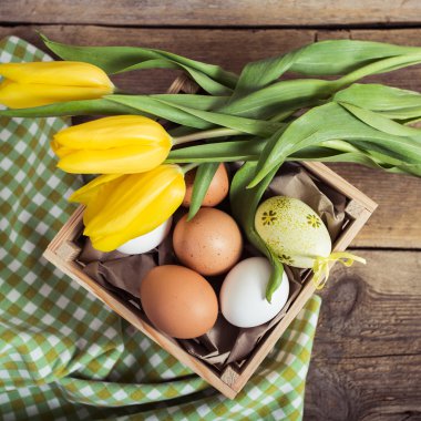 Lale ve ahşap arka plan üzerinde yumurta. Paskalya arka plan