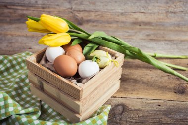 Lale ve ahşap arka plan üzerinde yumurta. Paskalya arka plan
