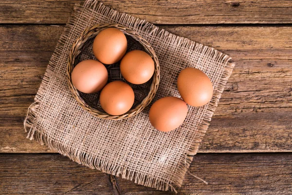 Huevos de pollo sobre fondo de madera — Foto de Stock