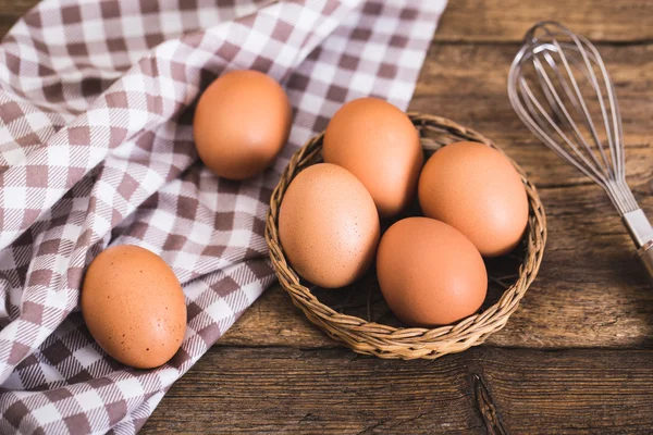 Huevos de pollo sobre fondo de madera — Foto de Stock