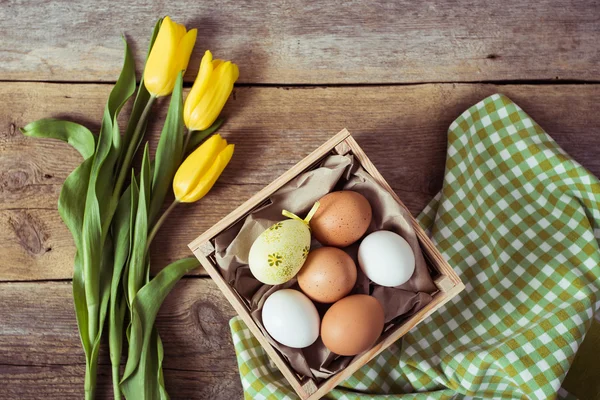Tulipanes y huevos sobre fondo de madera. Fondo de Pascua — Foto de Stock