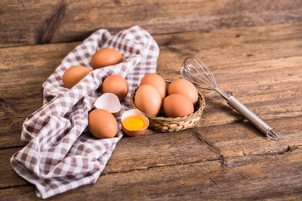 Huevos de pollo sobre fondo de madera — Foto de Stock