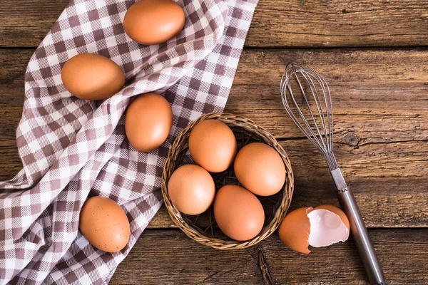 Huevos de pollo sobre fondo de madera — Foto de Stock