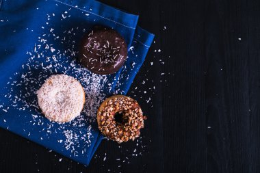 çörek farklı tozu siyah ahşap zemin ile