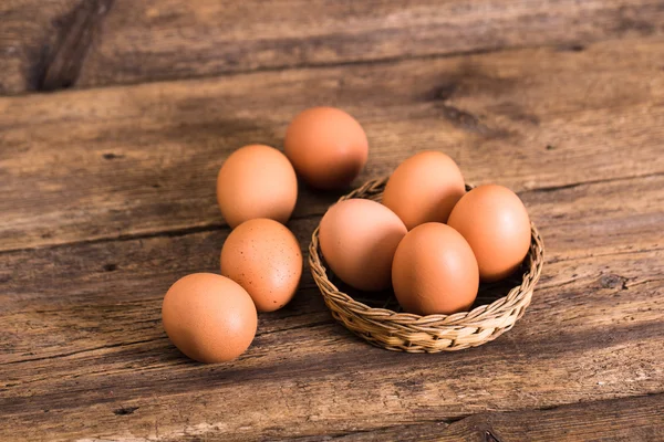 Huevos de pollo sobre fondo de madera — Foto de Stock