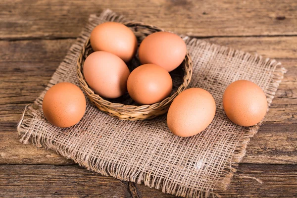 Курячі яйця на дерев'яному фоні — стокове фото