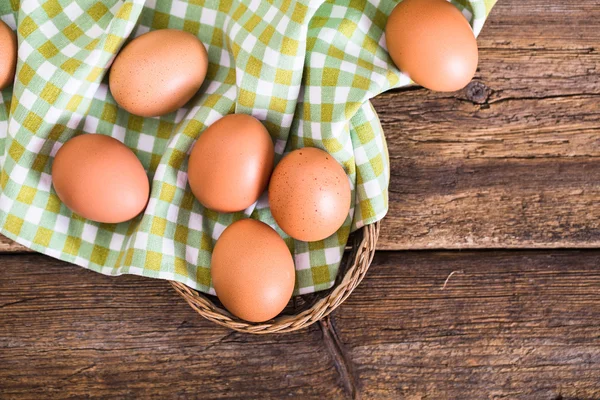 Huevos de pollo sobre fondo de madera — Foto de Stock