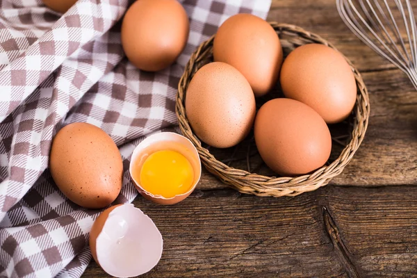 Huevos de pollo sobre fondo de madera — Foto de Stock