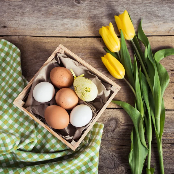 Tulipanes y huevos sobre fondo de madera. Fondo de Pascua — Foto de Stock