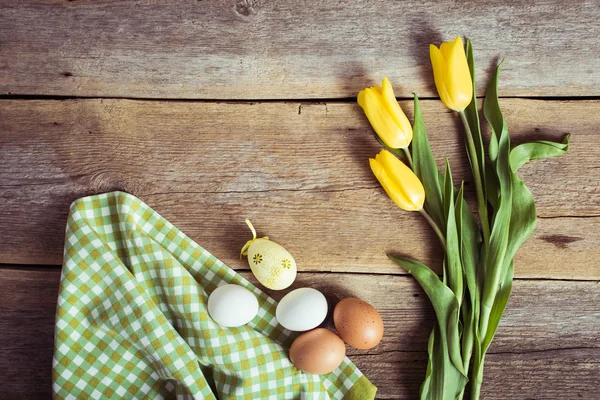 Tulpaner och ägg på trä bakgrund. Påsk bakgrund — Stockfoto