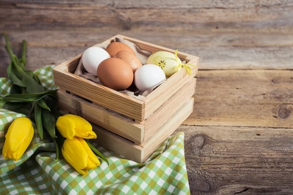 Tulipanes y huevos sobre fondo de madera. Fondo de Pascua — Foto de Stock