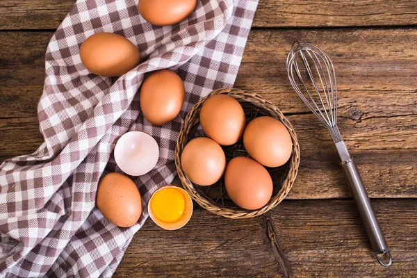 Kyckling ägg på trä bakgrund — Stockfoto