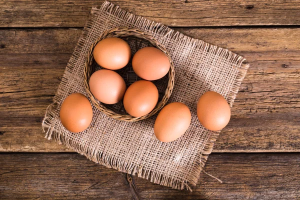 Huevos de pollo sobre fondo de madera — Foto de Stock