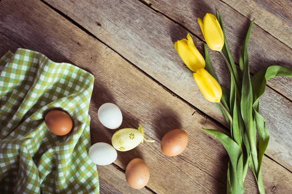 Tulipanes y huevos sobre fondo de madera. Fondo de Pascua —  Fotos de Stock