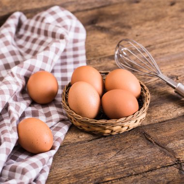 Ahşap arka planda tavuk yumurtası