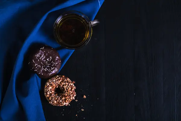 Rosquillas con polvo diferente sobre un fondo de madera negro —  Fotos de Stock