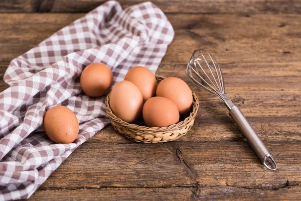 Huevos de pollo sobre fondo de madera — Foto de Stock