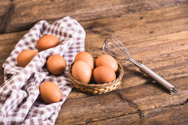 Huevos de pollo sobre fondo de madera — Foto de Stock