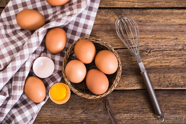 Kyckling ägg på trä bakgrund — Stockfoto